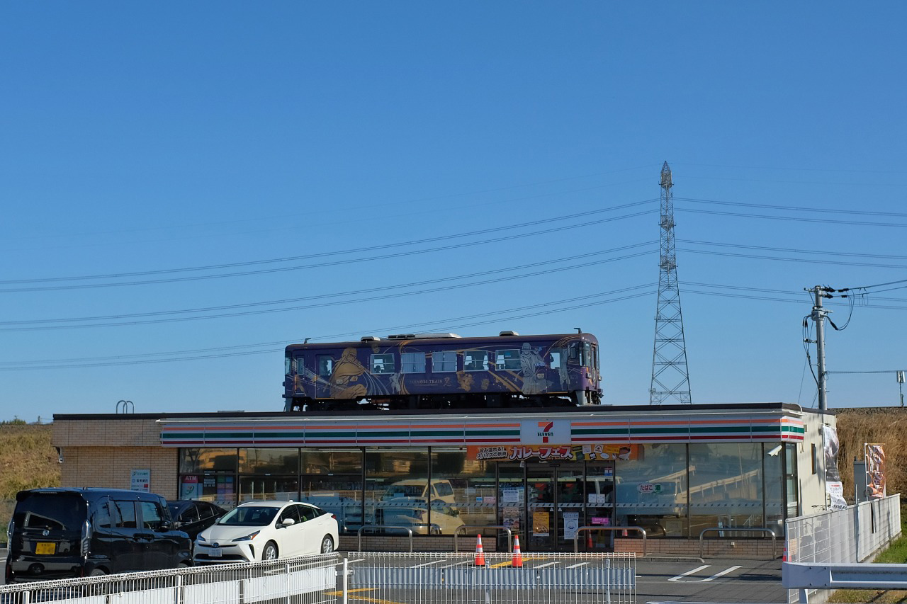 【甲賀市 信楽高原鉄道】コンビニの上を電車が走る、空飛ぶ電車。
